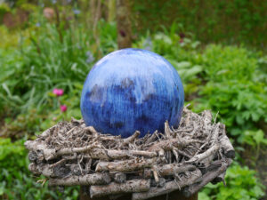 Blaue Dekokugel im Garten Karin Brenke-Lehmann