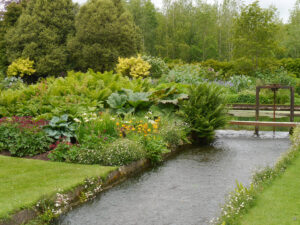 Mixed Border am großen Teich in 'The Bishop's Palace'