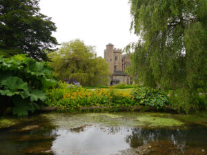 Mixed Border am großen Teich in 'The Bishop's Palace'