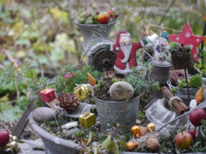 Weihnachtsdekorationen auf der Terrasse
