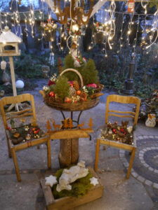 Weihnachtsdekorationen auf der Terrasse