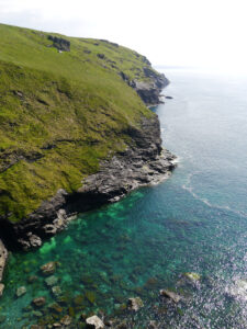 Blick auf die Küste und das Meer von Tintagel Castle