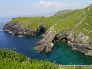 Blick auf die Küste und das Meer von Tintagel Castle