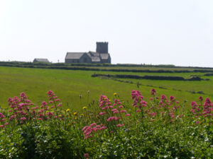 Tintagel. Ein Stück vom Ort entfernt steht die normannische Pfarrkirche St. Materiana.