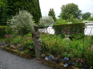 Am Weg vor der Torgarten, im Hintergrund Gewächshäuser im Garten Ulbrich