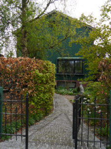 Eingangsbereich mit dem weißen Garten, die kleine Gärtnerei im Grünen Haus