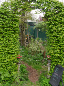 Eingang zum Kräutergarten, die kleine Gärtnerei im Grünen Haus
