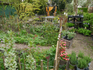 Eingang zum Kräutergarten, die kleine Gärtnerei im Grünen Haus