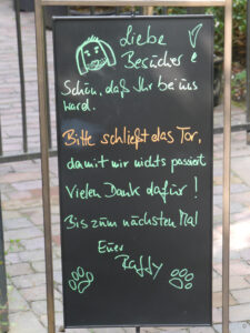 Schild am Eingang In der kleinen Gärtnerei im Grünen Haus