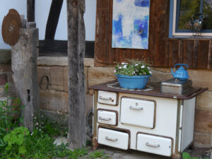 Jörg Diebels Naturgarten am Vogelsberg, Deko auf dem Hofplatz