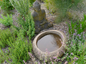 Jörg Diebels Naturgarten am Vogelsberg, Vogeltränke im Kiesgarten