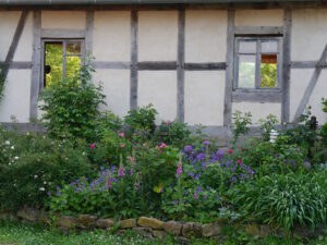 Jörg Diebels Naturgarten am Vogelsberg, das abschließende Beet auf dem Hofplatz