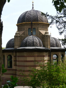 Eines der Gebäude, die den maurischen Garten im Inneren der Wilhelma begrenzen.