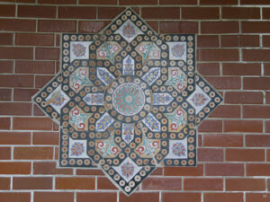 Typisches Kachelmosaik aus dem arabischen Kunsthandwerk im Wandelgang des Maurischen Gartens.