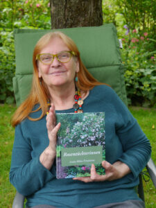 Anita Böhm-Krutzinna mit ihrem Buch "Rosenzüchterinnen".