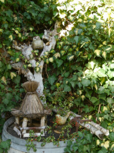 Herbstdeko in Wurzerlsgarten mit Kürbissen, Hagebutten, Efeu- und Wilden Weinranken, Bleiwurz, Gräsern und Chrysanthemen