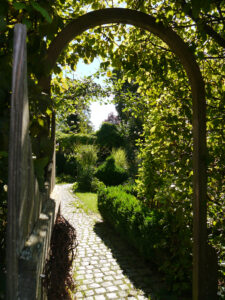 Eingang zum Garten Inge Feckl