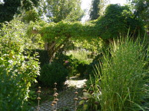 Durchgang in den hinteren Garten Inge Feckl