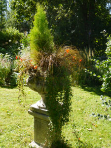 Steinstele mit Pflanzschale im Garten Inge Feckl