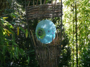 Selbstgeflochtenes Weidenkonstrukt zwischen Bambus, Sumpfzypresse und Ahorn