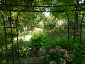 Blick vom Pavillon aus in die Peripherie im Garten Inge Feckl