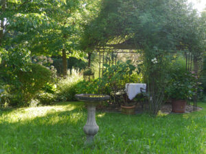 Die Orchideenwiese und der Pavillon im Garten Inge Feckl