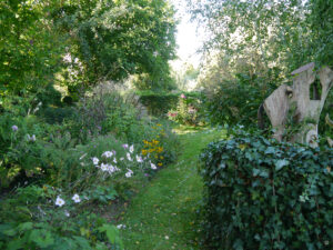 Die erste Sichtachse im hinteren Garten von Inge Feckl