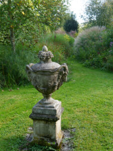 Ein Eye-Catcher der steinernen Art im Garten Feckl