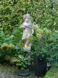 Kleines Schatteneck vor der Hecke in Inge Feckls Garten