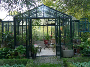 Das Glashaus, als Abtrennung vor dem Weißen Garten im Garten Feckl