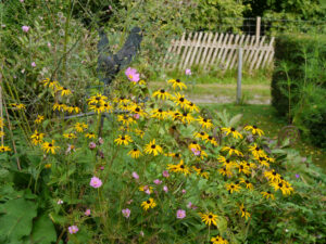 Im hinteren Bauerngartenteil von Inge Feckl