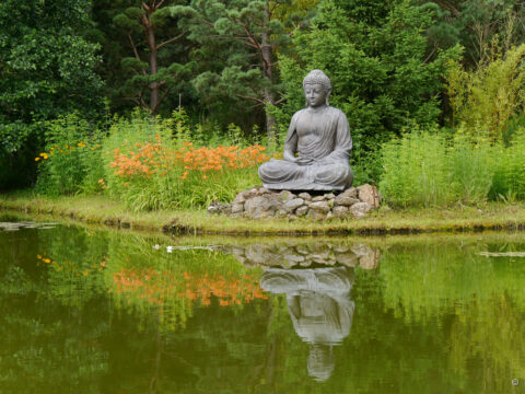 Nepal-Himalaya-Park in Wiesent, der Buddha am Großen Teich.