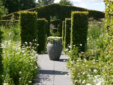 Der weiße Heckengarten von Rika van Delden in Tuinfleur