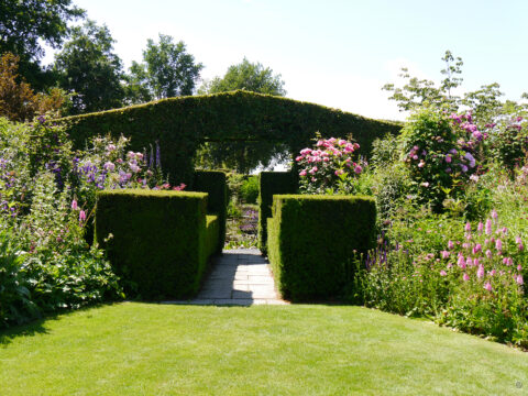 Blick vom Rondell- zum Teichgarten in Tuinfleur von Rika van Delden.