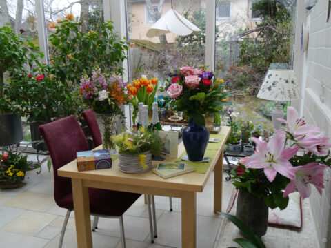 Blumensträuße verschönern den Tisch in Wurzerls Wintergarten 