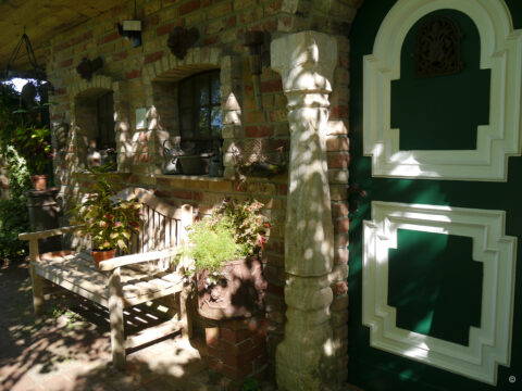 Türe und Säulen integriert in der Fassade des Gartenhauses im Garten Mekelburg, Hemslingen